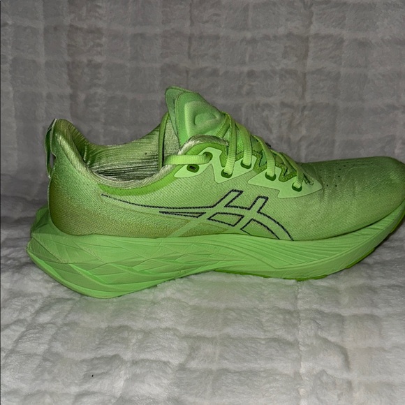 ASICS Novablast 4 Illuminate Green Running Shoes W9.5 2023 - Picture 8 of 16